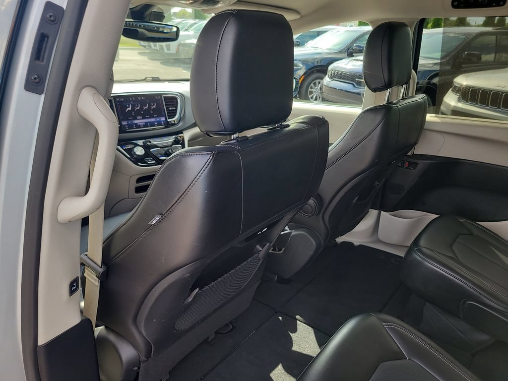 Used 2024 Chrysler Pacifica Touring-L FWD image 12