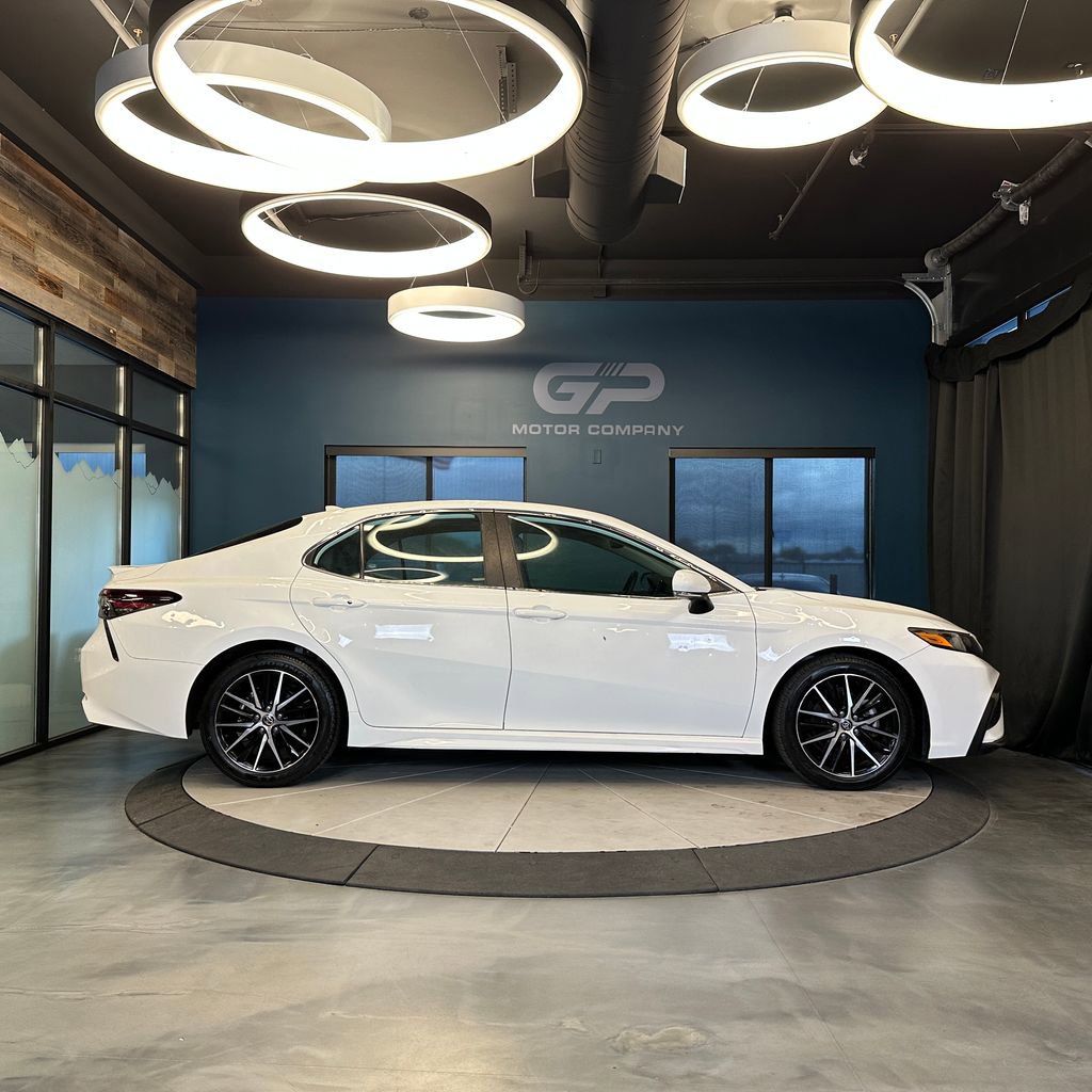 Used 2022 Toyota Camry SE AWD/4WD image 2