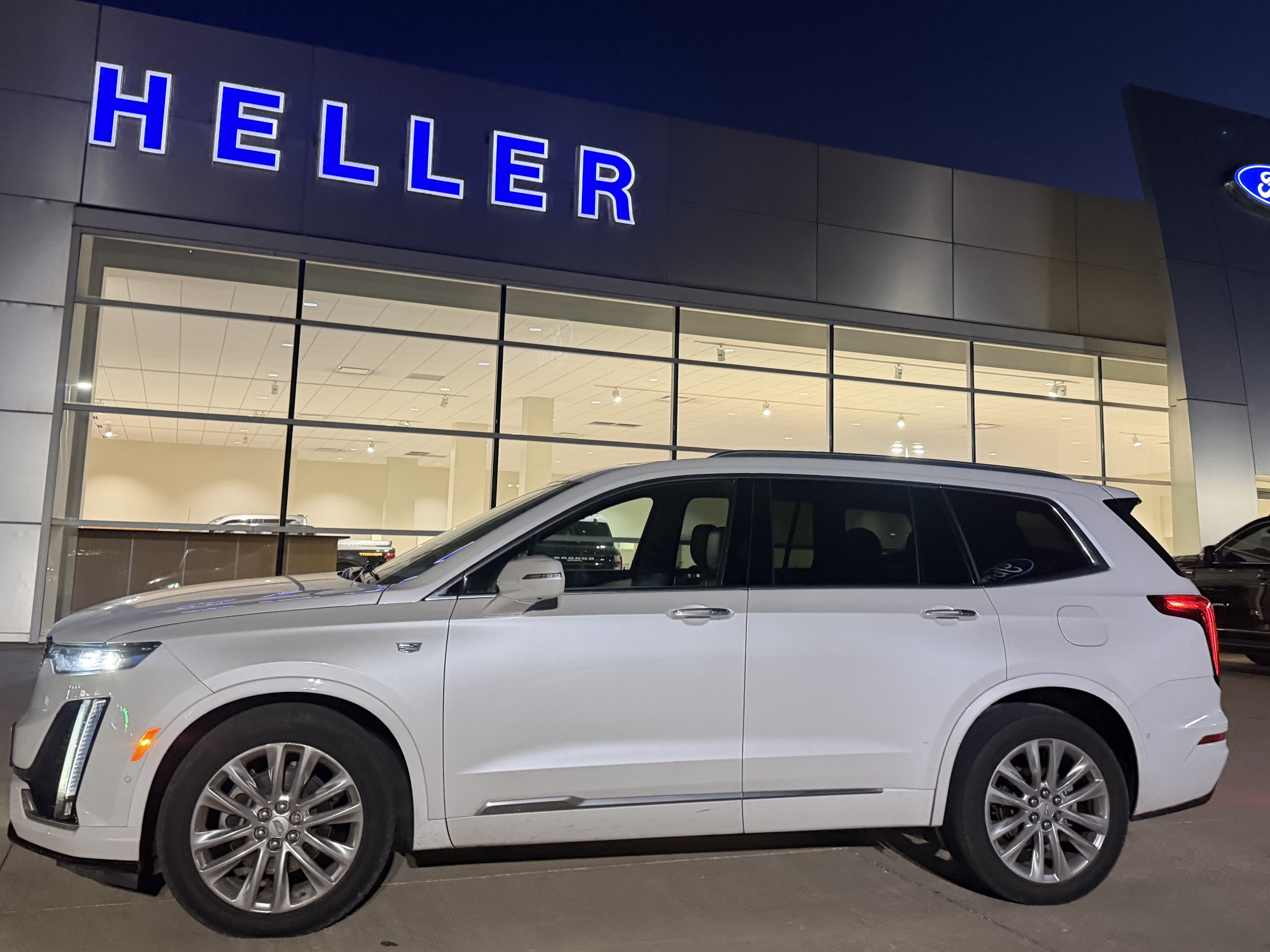 Used 2020 Cadillac XT6 Premium Luxury w/ Platinum Package AWD/4WD image 3