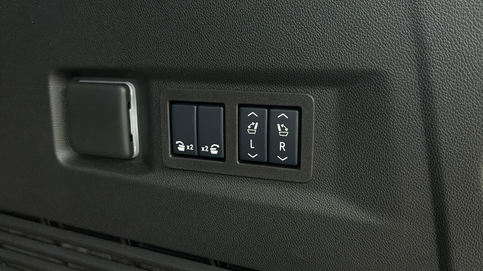 Used 2025 Chevrolet Tahoe High Country AWD/4WD image 15