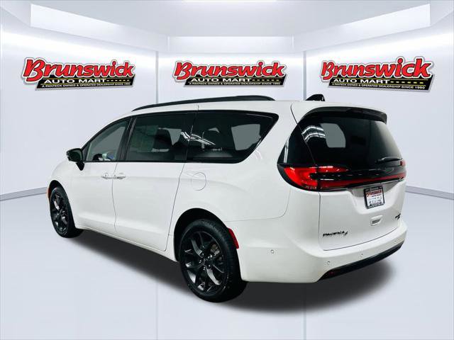 Certified 2023 Chrysler Pacifica Limited w/ S Appearance Package AWD/4WD image 4