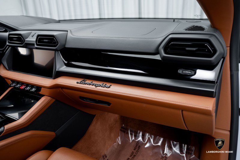 Used 2025 Lamborghini Urus SE image 46