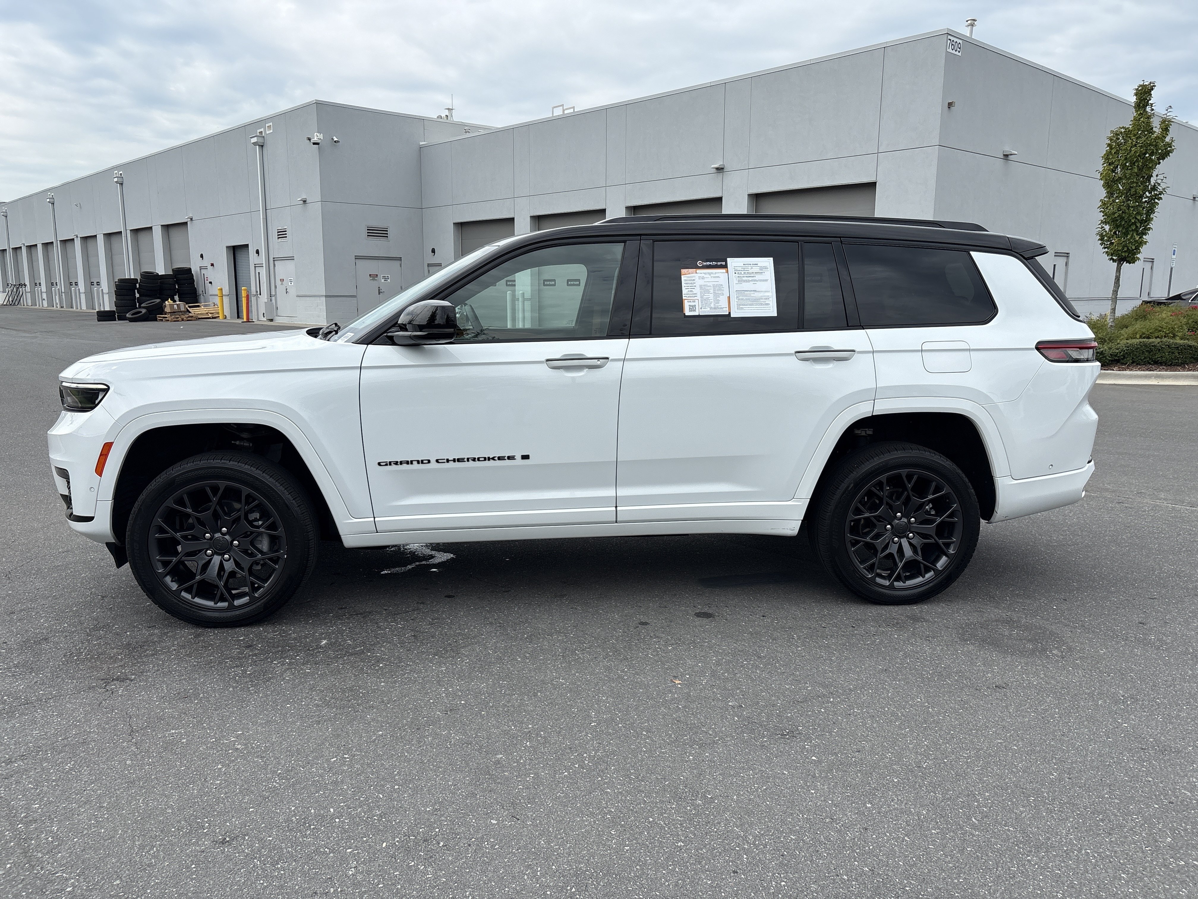 Used 2025 Jeep Grand Cherokee L Summit AWD/4WD image 6