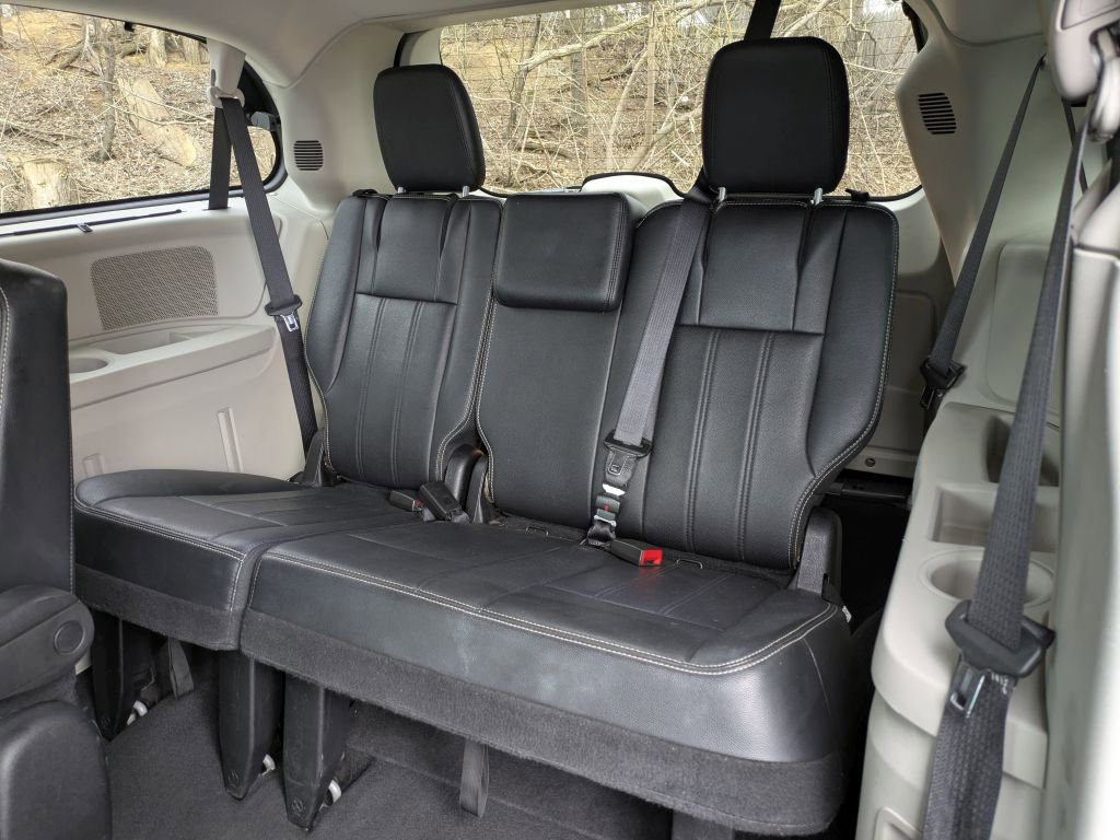 Used 2016 Chrysler Town & Country Touring-L image 31