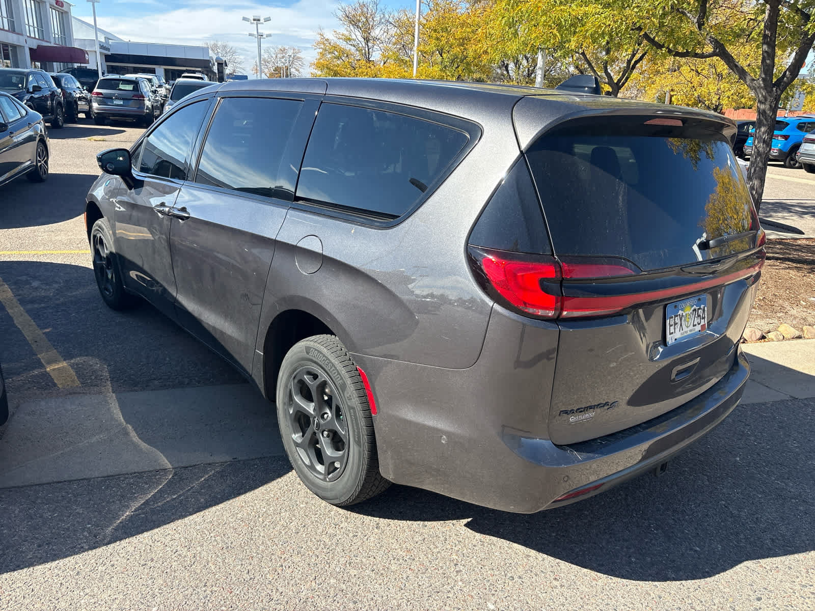 Used 2023 Chrysler Pacifica Limited w/ Uconnect Theater Family Group FWD image 6
