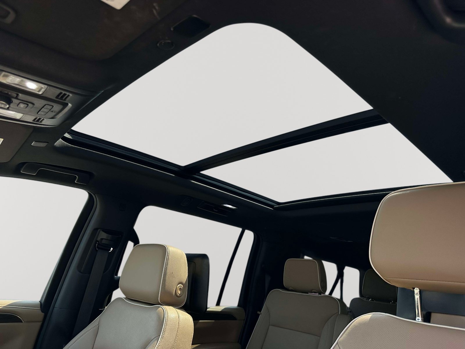 Used 2023 Chevrolet Suburban Premier w/ Premium Package AWD/4WD image 8