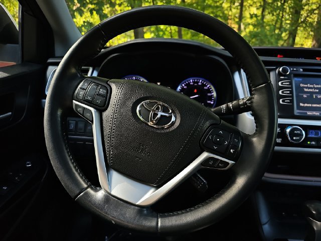 Used 2018 Toyota Highlander XLE AWD/4WD image 10