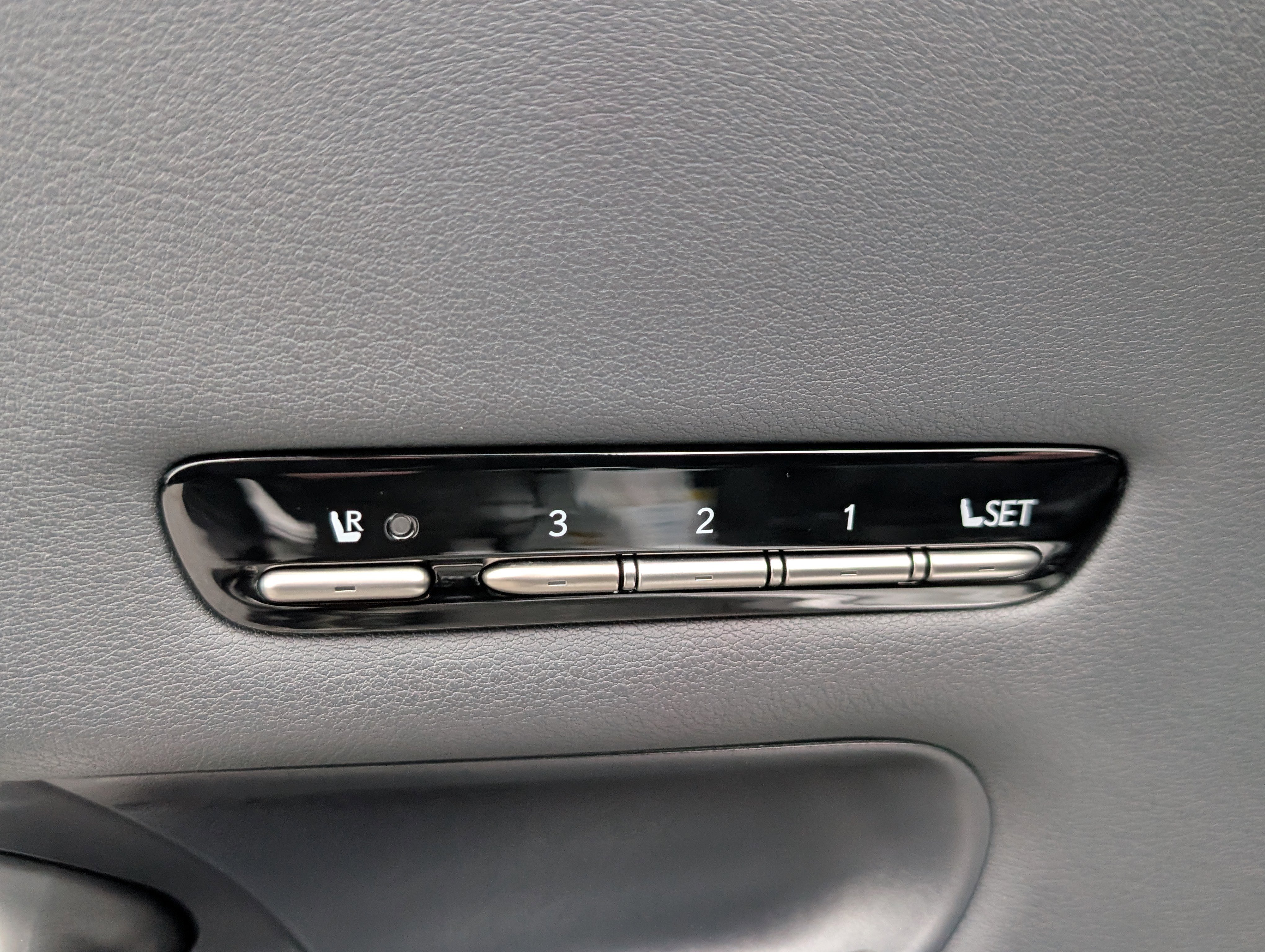 Used 2020 Lexus LS 500h AWD w/ Luxury Package image 22