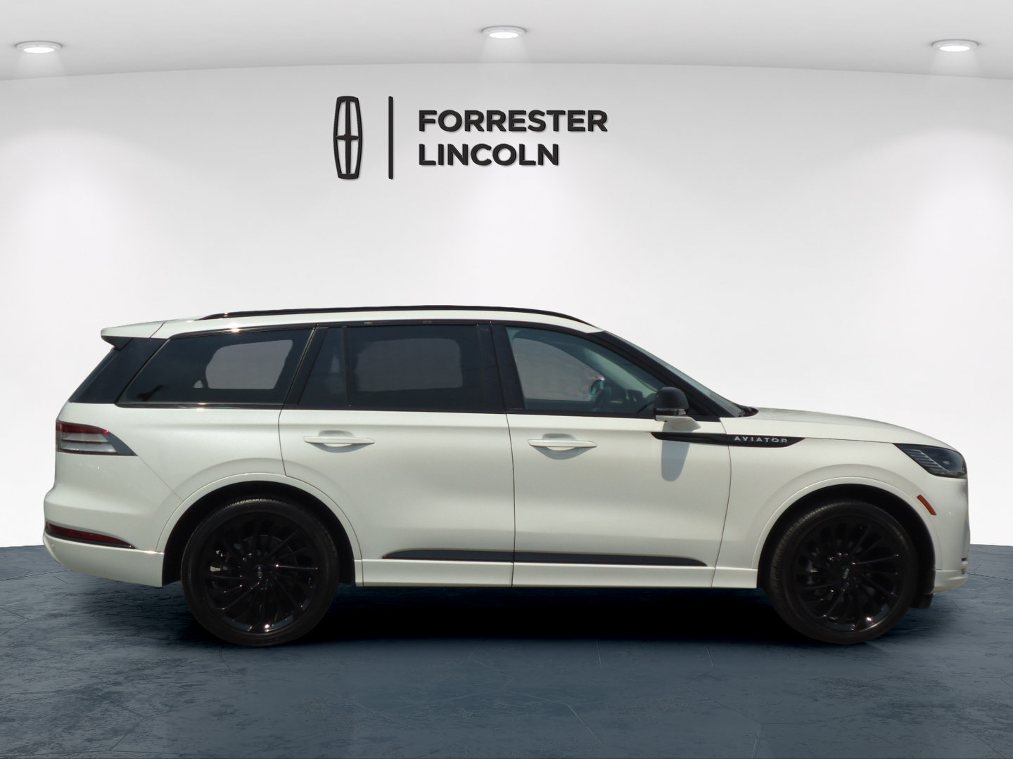 Certified 2025 Lincoln Aviator Reserve w/ Jet Appearance Package AWD/4WD image 2