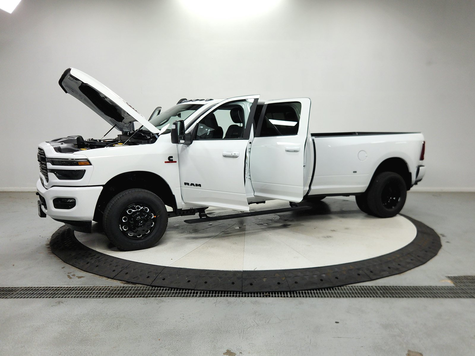 New 2026 RAM 3500 Laramie AWD/4WD image 12