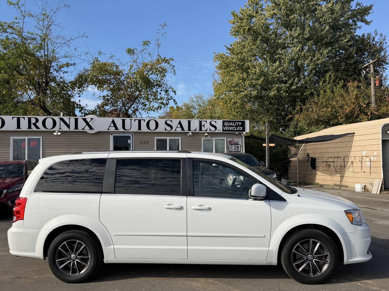 Used 2017 Dodge Grand Caravan SXT w/ Rear Park Assist Package FWD image 6