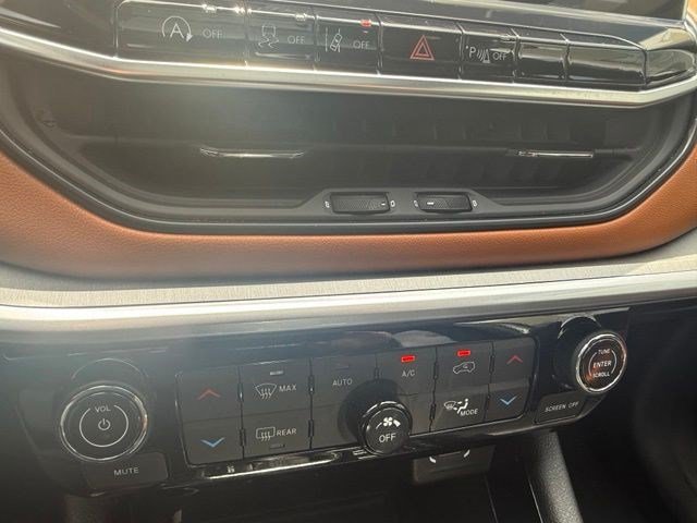 Used 2025 Jeep Compass Limited w/ Sun & Sound Group AWD/4WD image 16