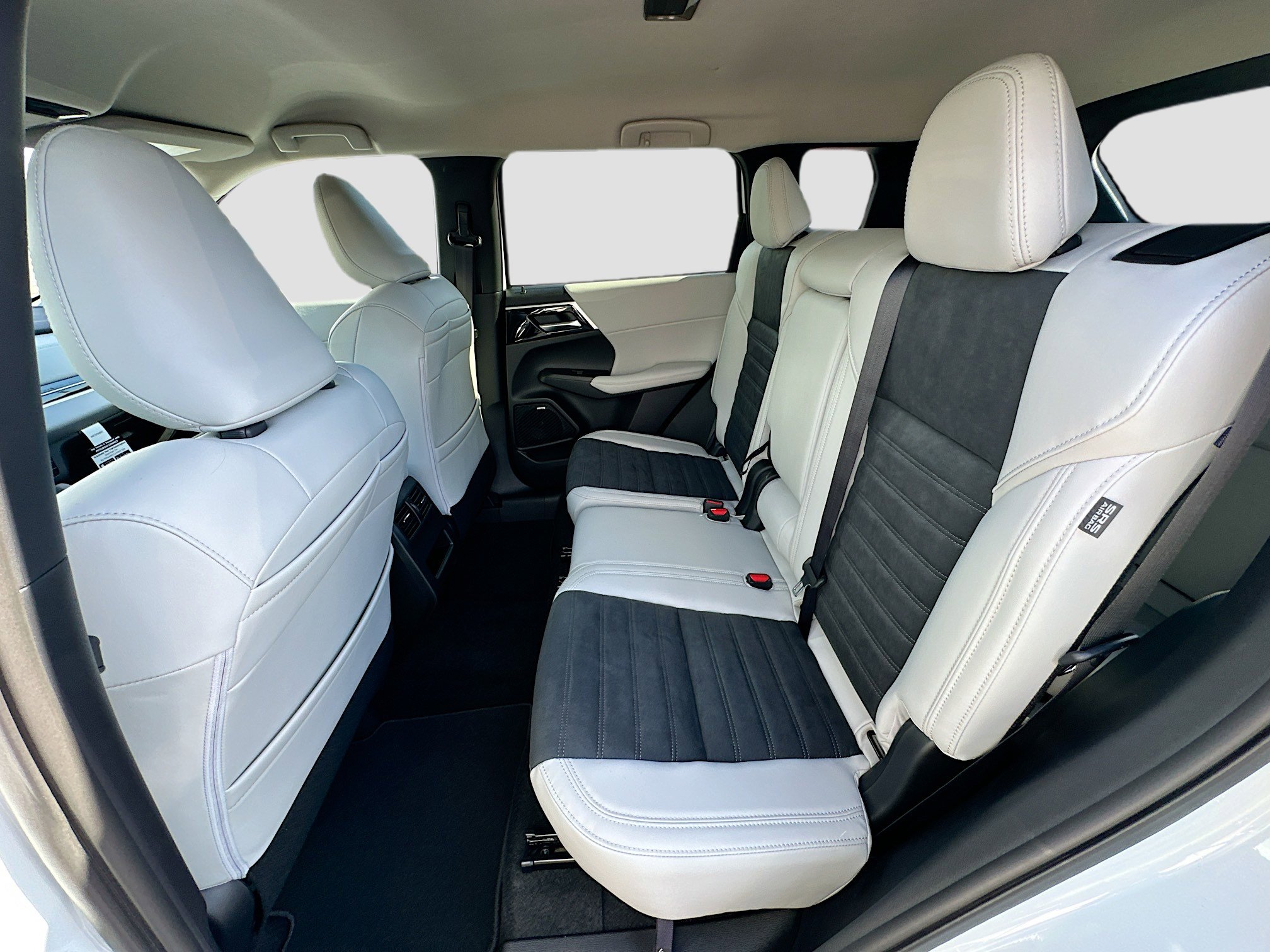 New 2025 Mitsubishi Outlander SE image 17