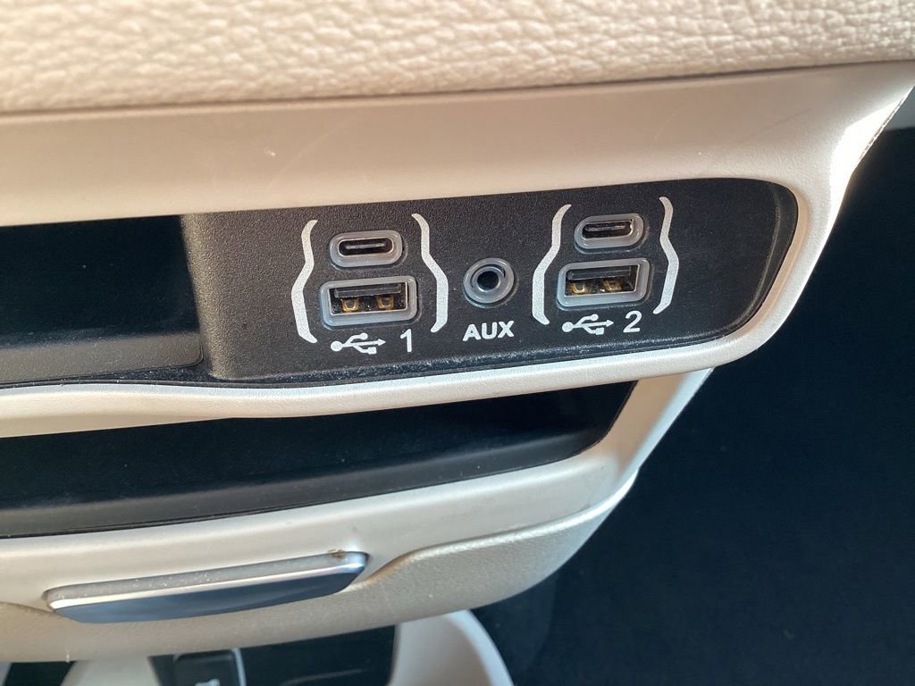 Used 2024 Chrysler Pacifica Select image 29