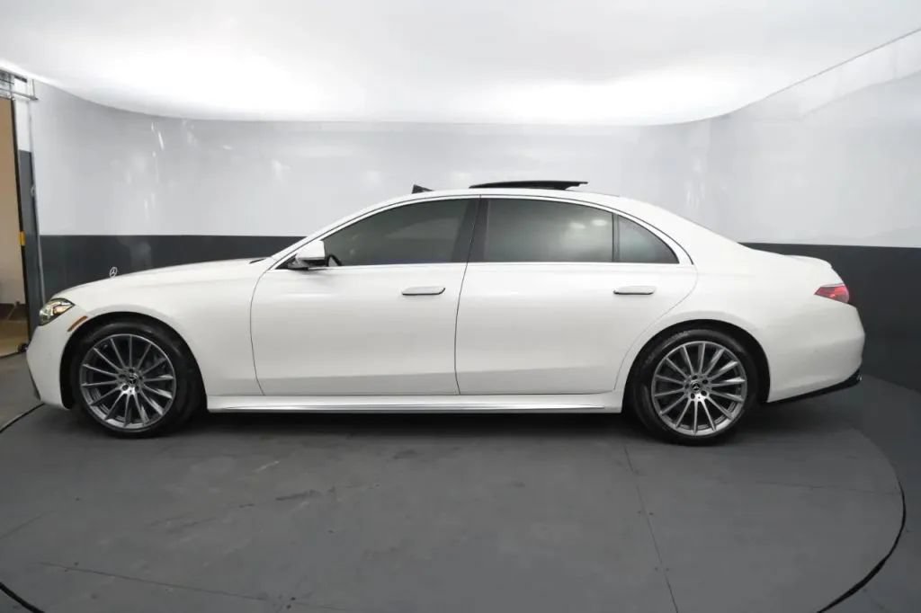 Used 2022 Mercedes-Benz S 580 4MATIC Sedan w/ AMG Line Package image 2
