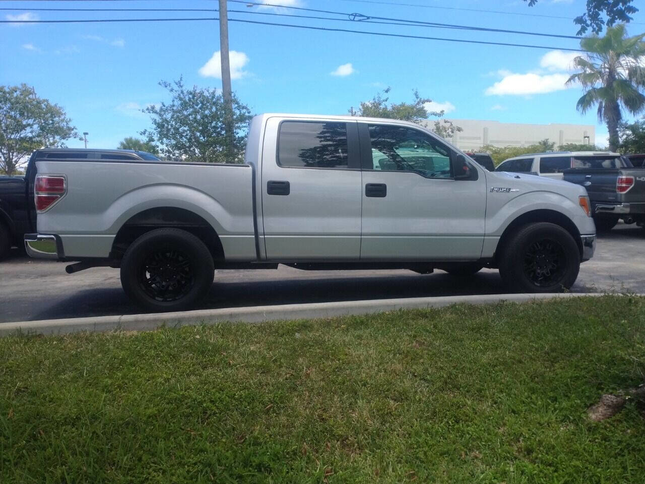 Used 2013 Ford F150 XLT w/ Mid Equipment Group image 2
