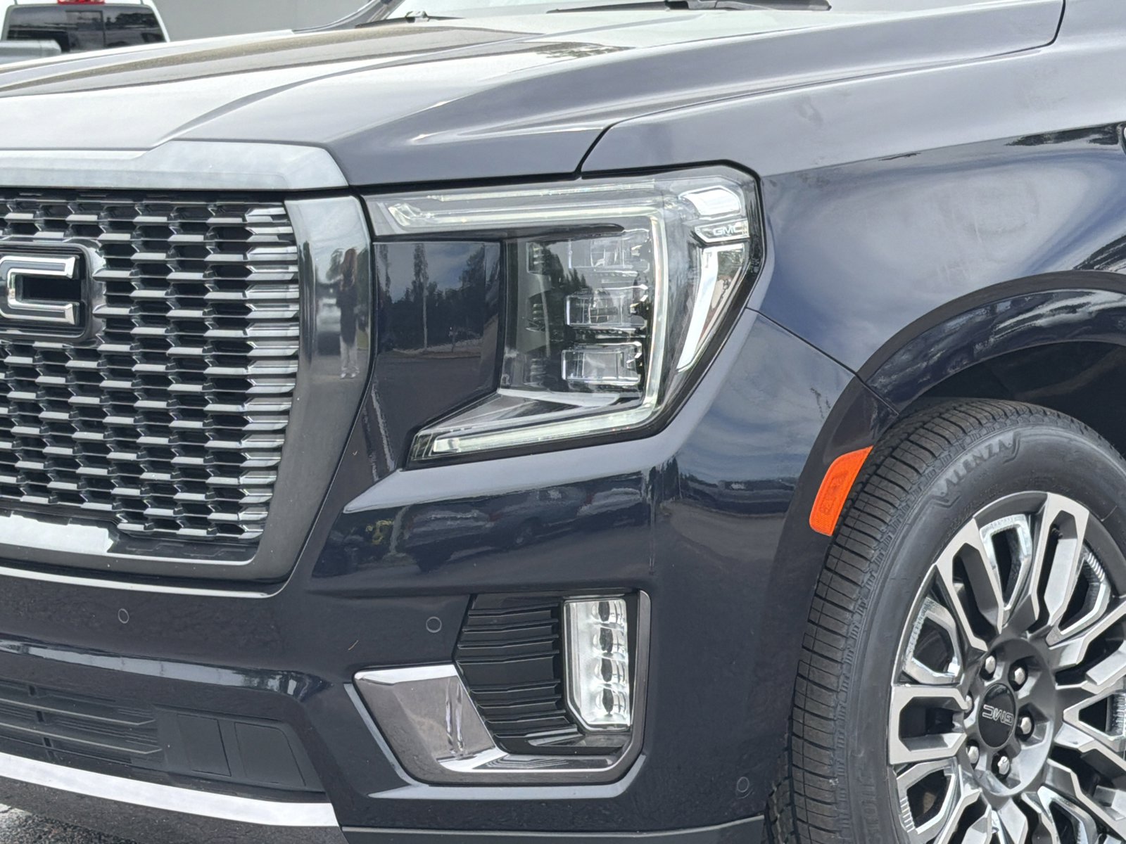 Used 2024 GMC Yukon XL Denali Ultimate AWD/4WD image 8