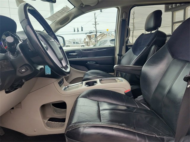 Used 2014 Chrysler Town & Country Limited image 16