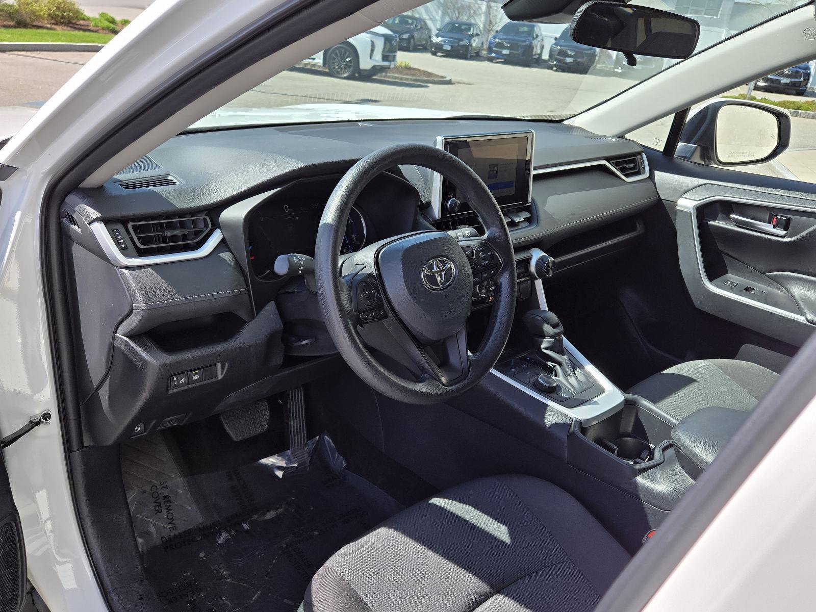 Used 2025 Toyota RAV4 XLE AWD/4WD image 5