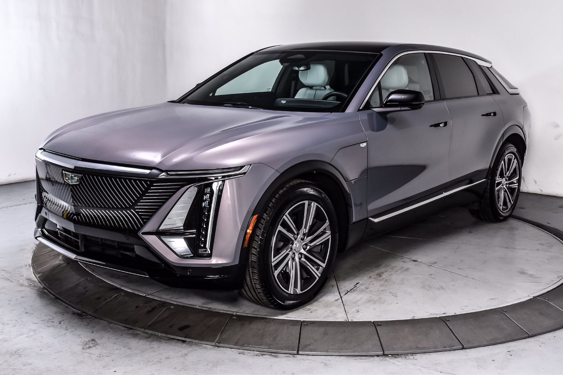 Used 2024 Cadillac Lyriq Luxury AWD/4WD image 3