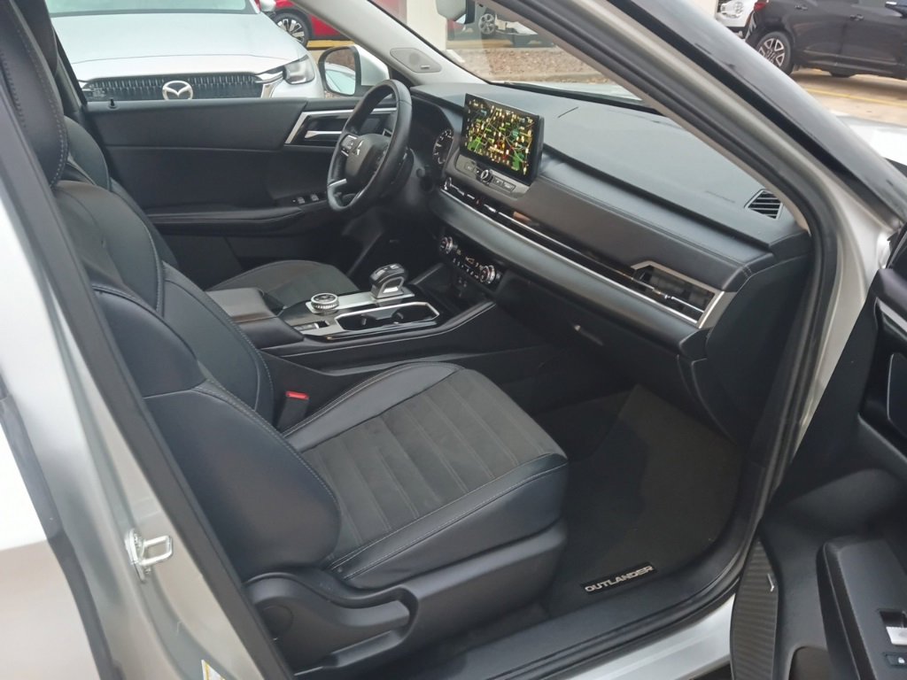 Used 2025 Mitsubishi Outlander SE image 8