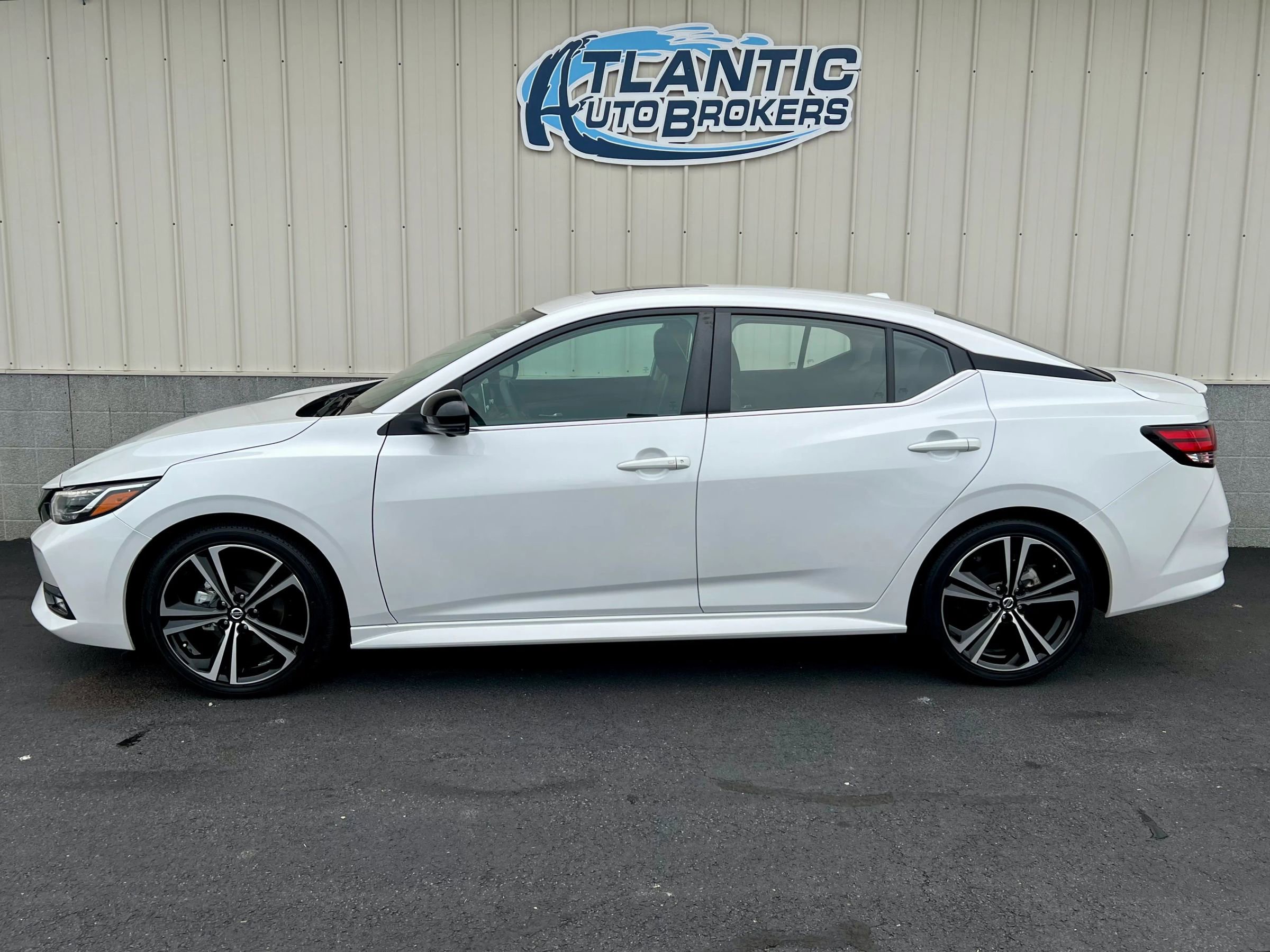 Used 2023 Nissan Sentra SR w/ SR Premium Package image 2