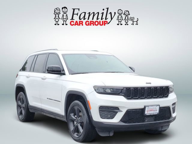 Used 2024 Jeep Grand Cherokee Altitude AWD/4WD image 2