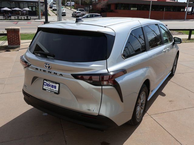 Used 2024 Toyota Sienna LE image 6