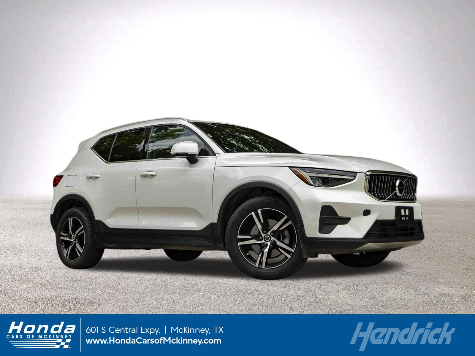 Used 2025 Volvo XC40 B5 Core AWD/4WD image 1