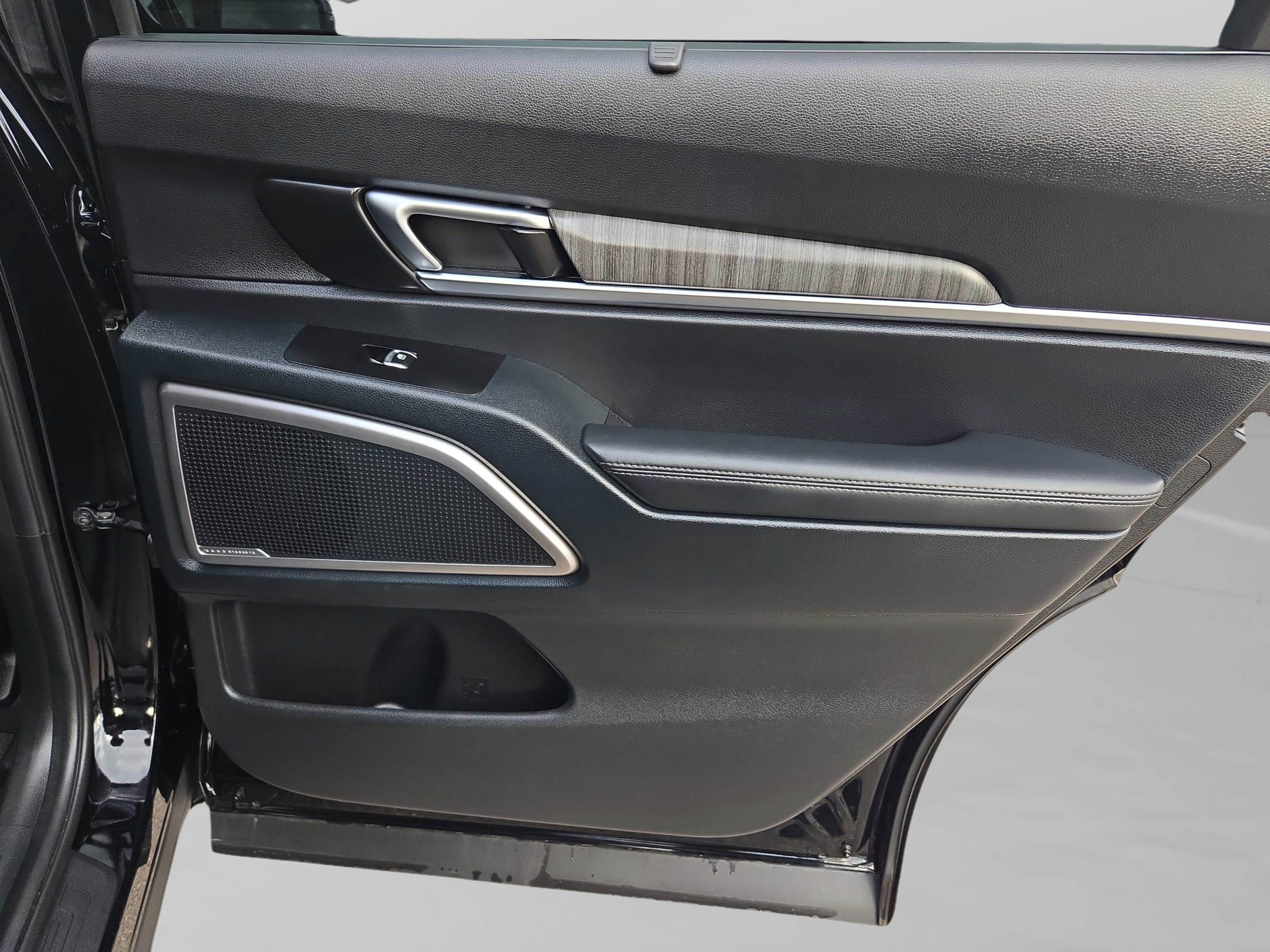 Used 2024 Kia Telluride EX w/ EX Captain's Chair Package image 27