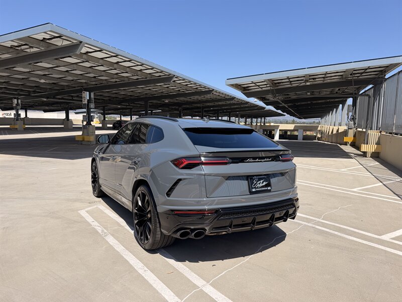 Used 2021 Lamborghini Urus AWD/4WD image 3