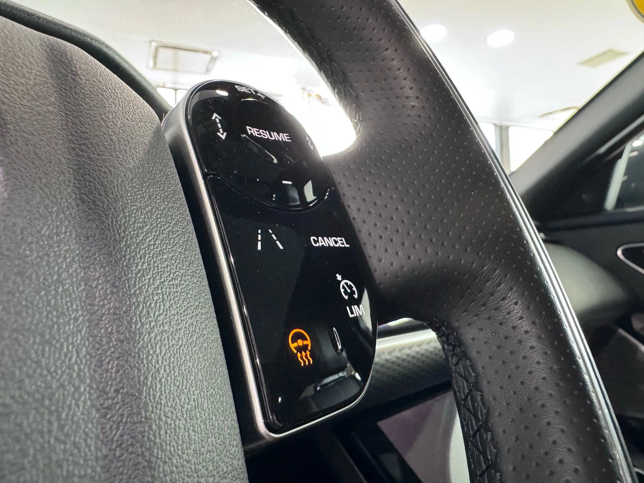 Used 2019 Land Rover Range Rover Velar R-Dynamic SE image 26