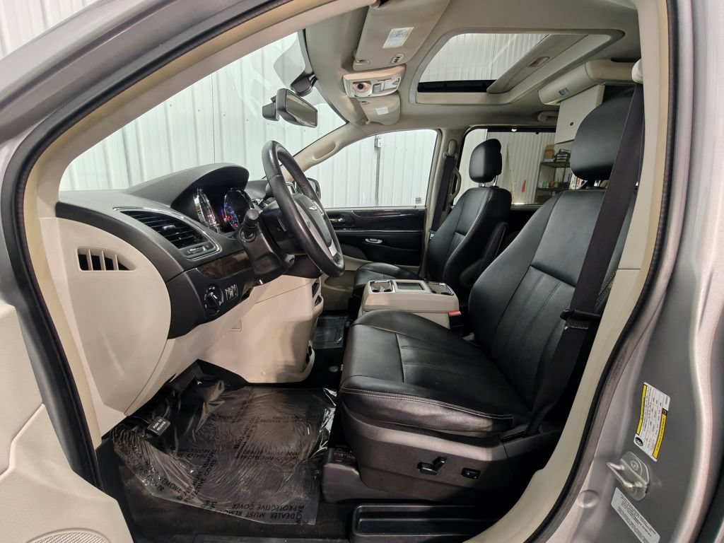 Used 2016 Chrysler Town & Country Touring-L FWD image 26