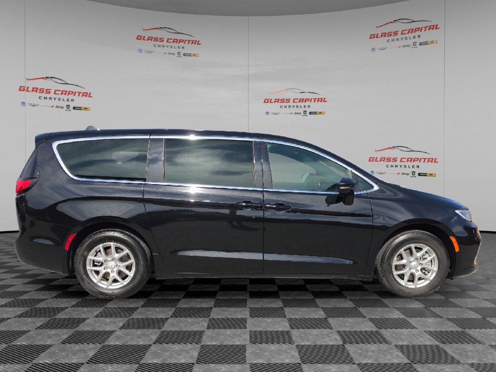Used 2026 Chrysler Pacifica Select FWD image 8