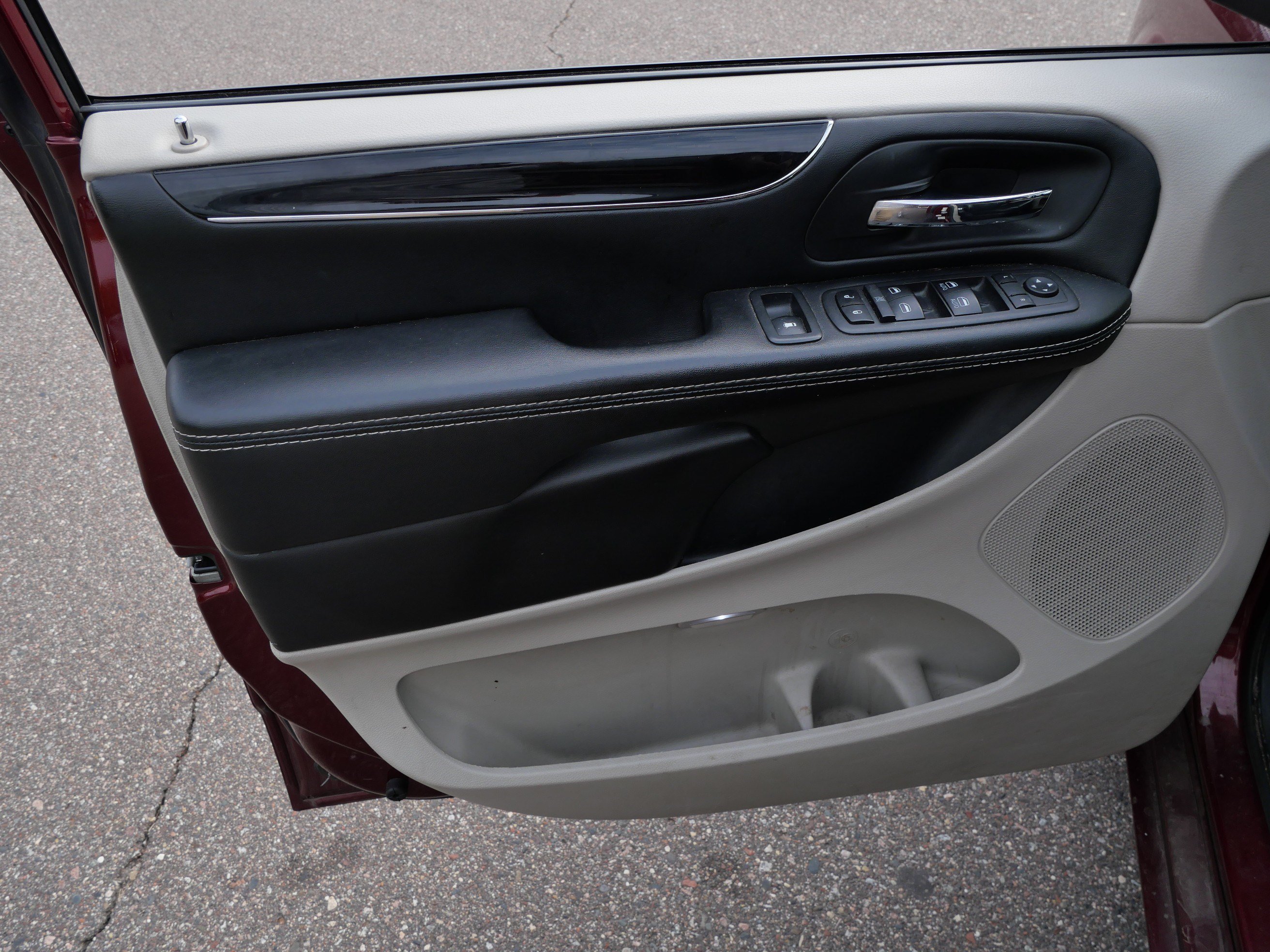 Used 2018 Dodge Grand Caravan SXT FWD image 17