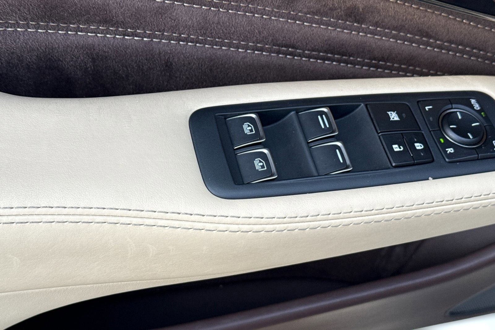 Used 2018 Lexus LS 500h w/ Luxury Package RWD image 12