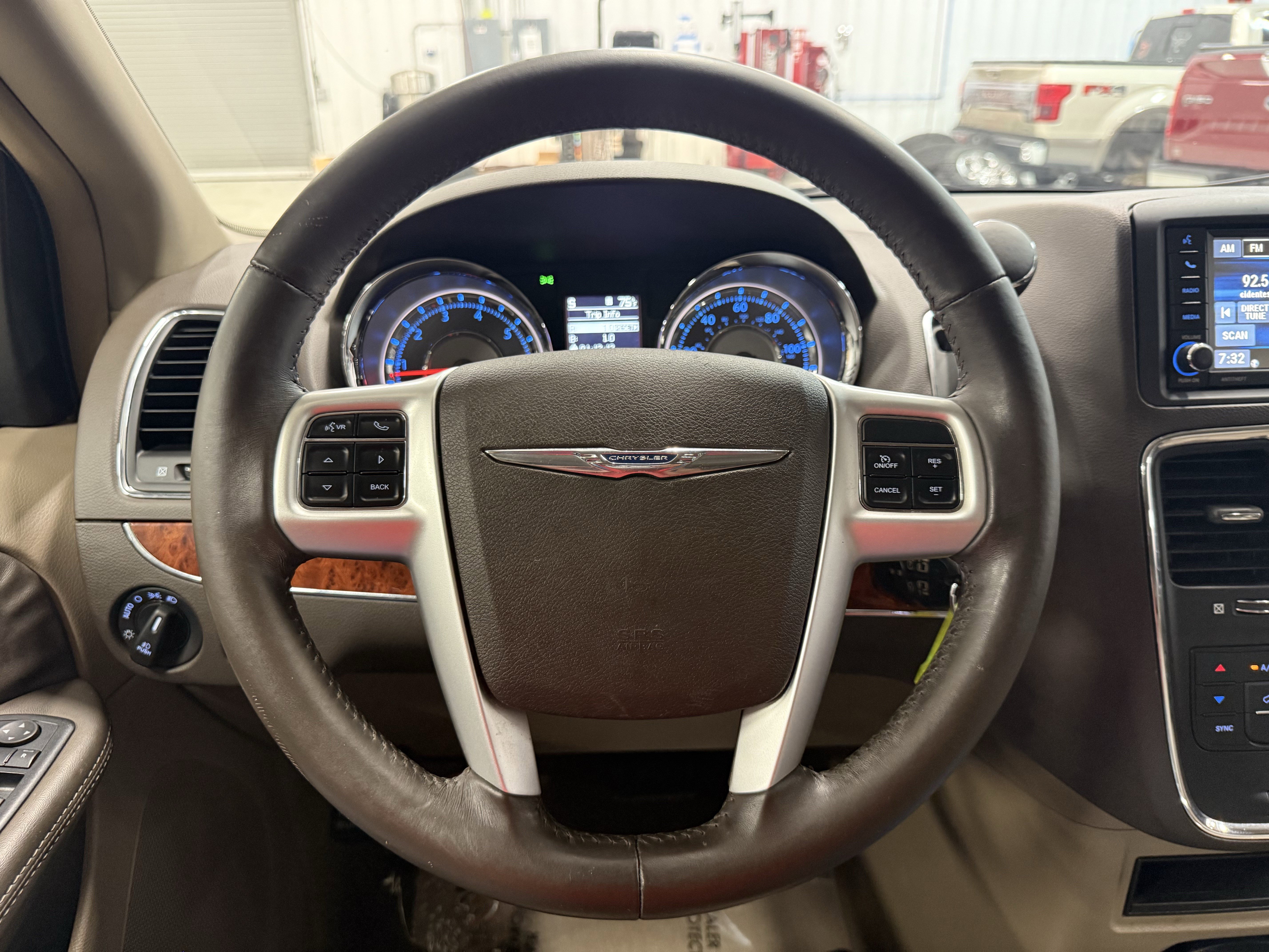 Used 2014 Chrysler Town & Country Touring-L image 26