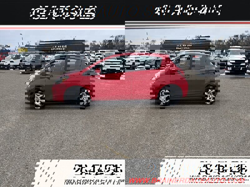 Used 2015 Toyota Yaris L image 4