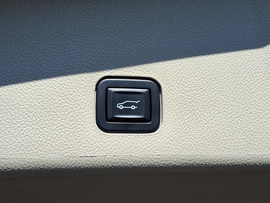 Used 2015 Cadillac SRX Luxury w/ Driver Awareness Package FWD image 23
