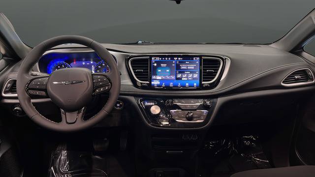 Used 2024 Chrysler Pacifica Touring image 11