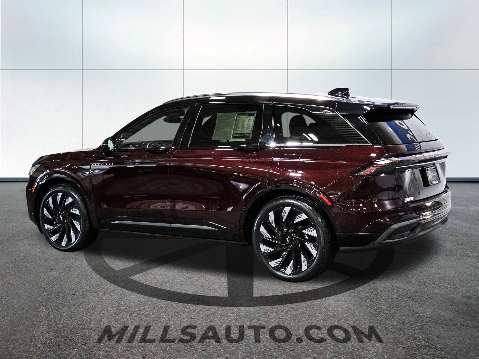 Used 2025 Lincoln Nautilus Reserve w/ Jet Appearance Package image 4