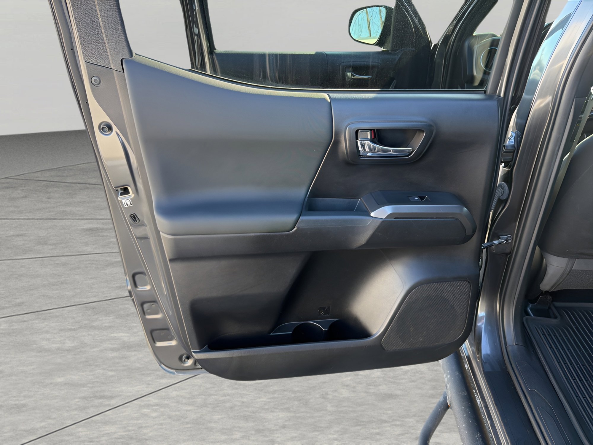 Used 2018 Toyota Tacoma TRD Sport image 26