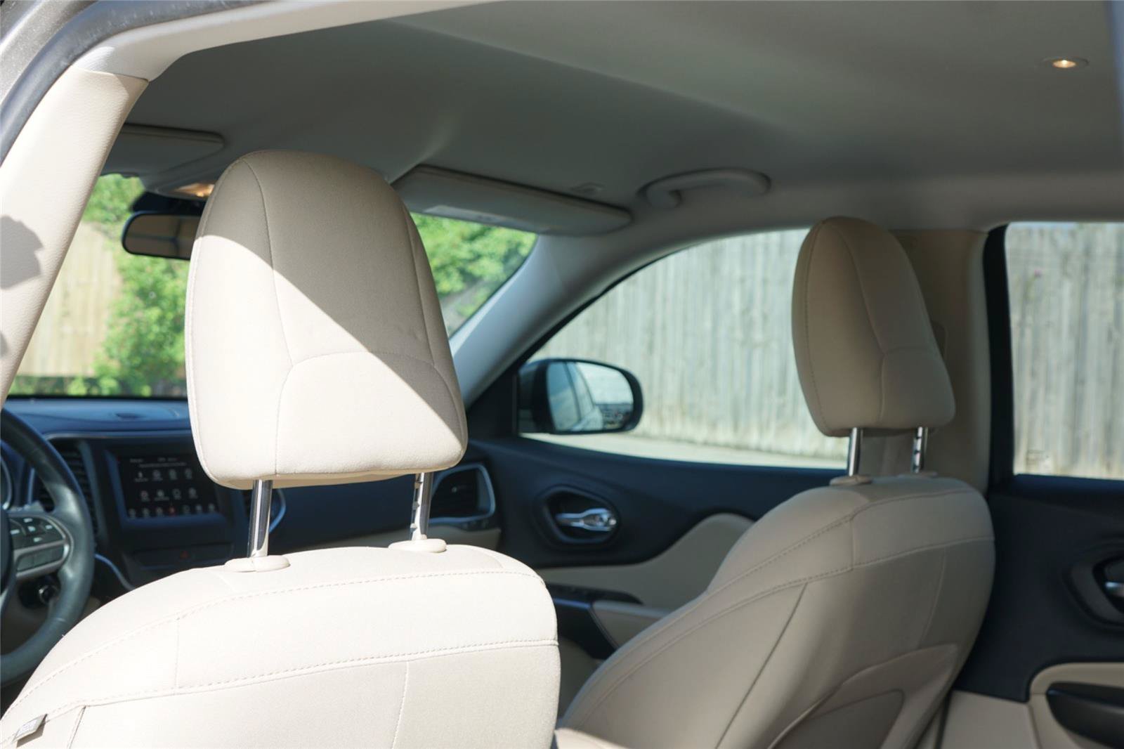 Used 2019 Jeep Cherokee Latitude w/ Popular Appearance Group FWD image 21