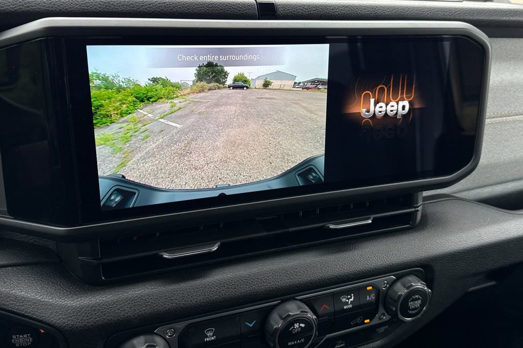 Used 2025 Jeep Gladiator Sport AWD/4WD image 21