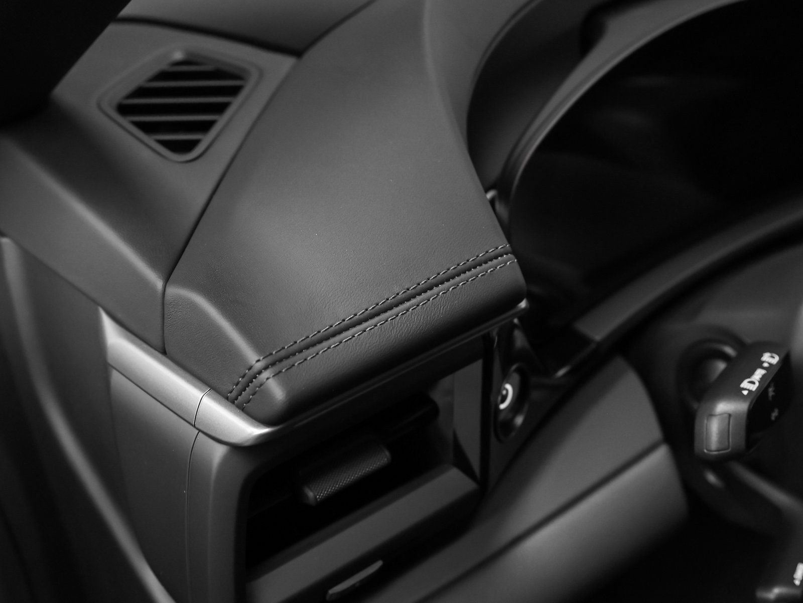 Certified 2025 Porsche Macan 4 Electric image 33