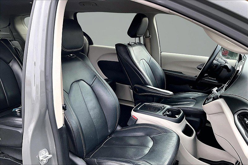 Used 2022 Chrysler Pacifica Touring-L w/ Uconnect Theater Family Group image 7