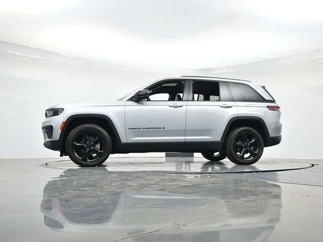 Used 2024 Jeep Grand Cherokee Altitude image 34