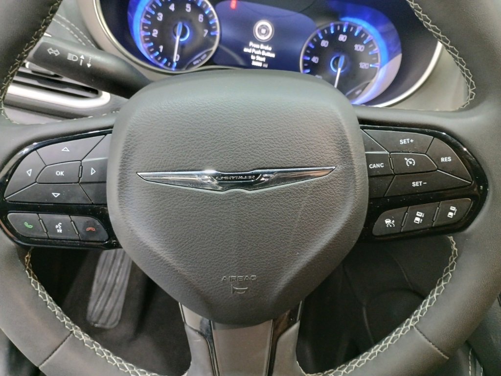 Used 2023 Chrysler Pacifica Limited w/ Uconnect Theater Family Group image 31