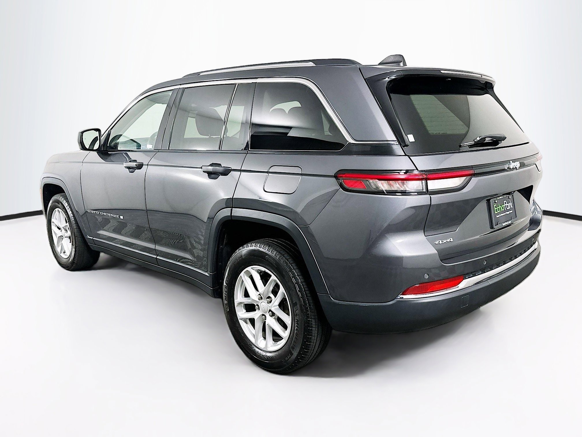 Used 2023 Jeep Grand Cherokee Laredo w/ Luxury Tech Group I AWD/4WD image 5