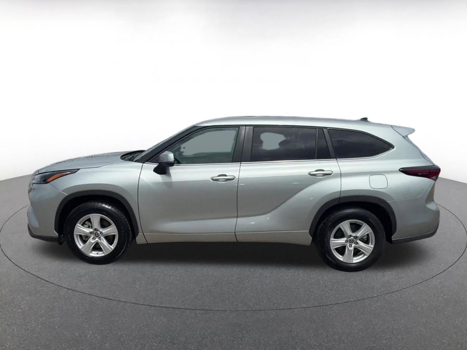 Used 2025 Toyota Highlander LE image 7